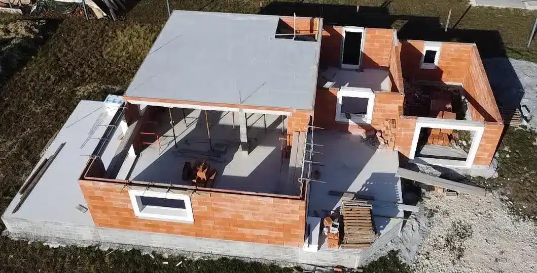 Vue du dessus d'une maison en construction à Avignon par Pionnier SARL