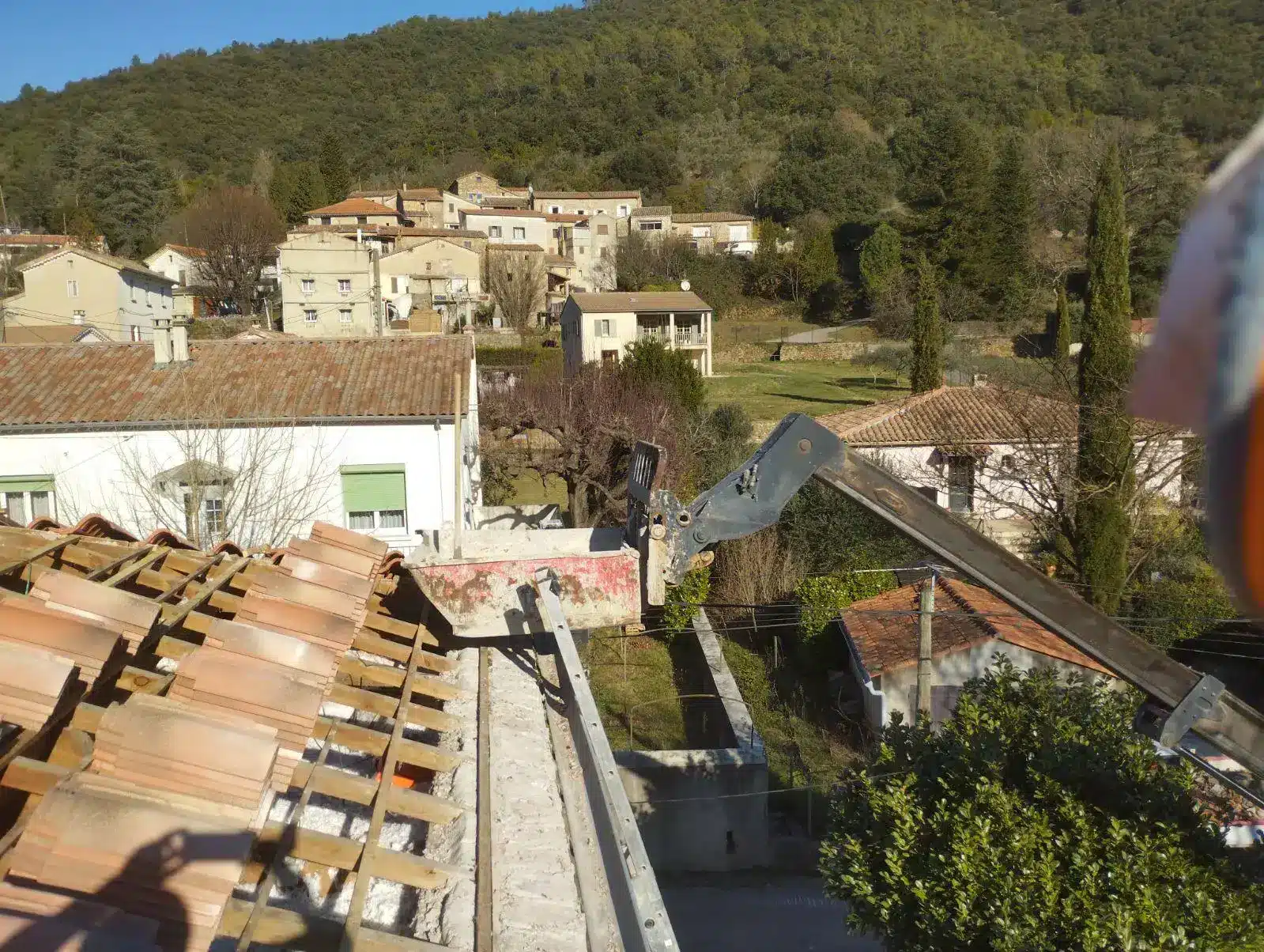 Travaux de toiture par un couvreur à Nîmes
