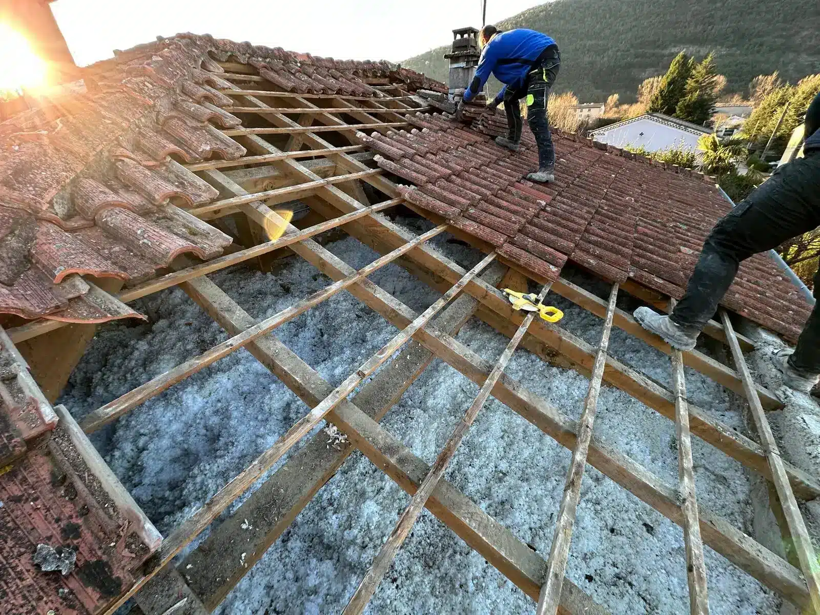 Pionnier intervient en tant que couvreur sur une toiture à Nîmes