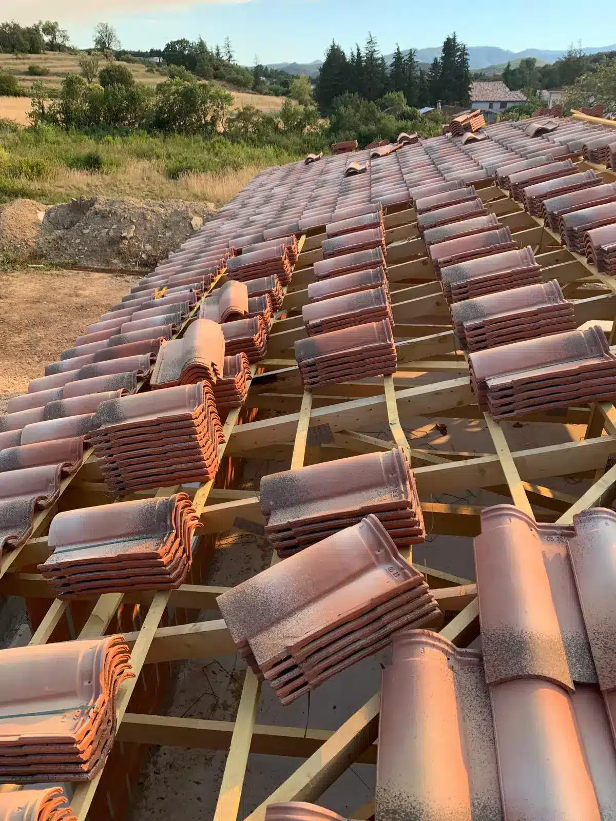 Une rénovation de toiture en cours de réalisation par notre entreprise de couvreurs à Nîmes